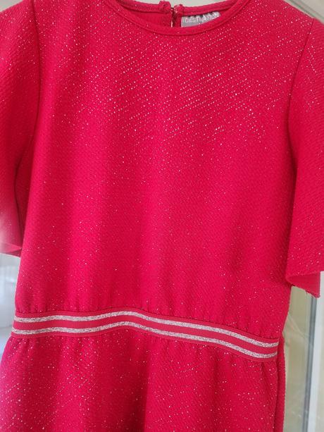 Lesklé červené šaty, 134