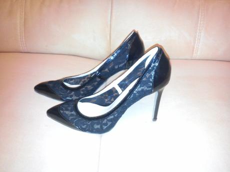 Čierne lakované lodičky s čipkou, 39