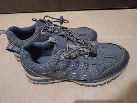 36 turisticke  topanky, graceland,36