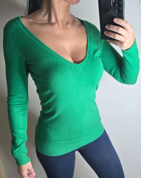 Zeleny predlzeny sveter, 36
