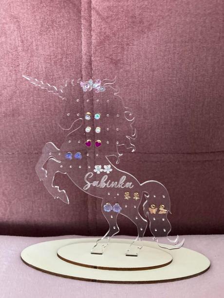 Stojan na náušničky s menom - jednorožec, 