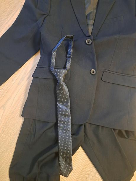 Tmavomodrý oblek, 140