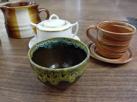 Kávová súprava, ozdobné vázy, misa, taniere, pohár,