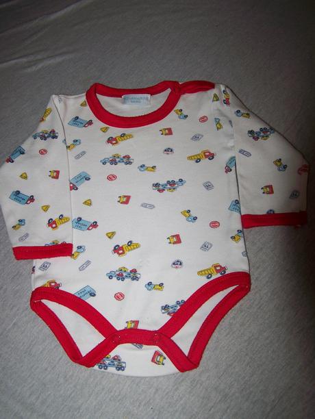 Biele body lemované červenou s autíčkami, 74