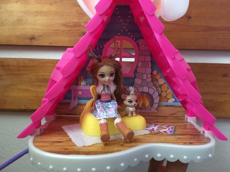 Zimný domček + 6x bábika a zvieratko enchantimals, 