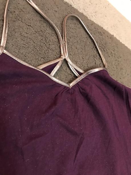 Tielko s výstrihom na chrbte, s