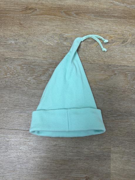 Vrúbkovaná čiapka so zajačikom, 62