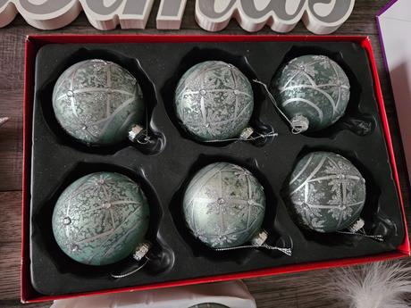 Ozdoby na stromček- biele vianoce- gule, svetielka, 