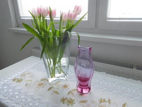 Alexnadritové hútni sklo s růži výška 27,5 cm, 