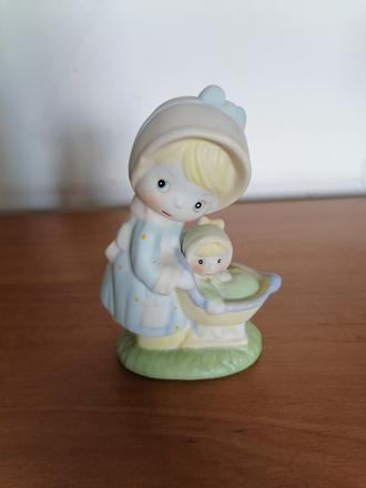 Porcelánová soška dievčatko s kočíkom, 