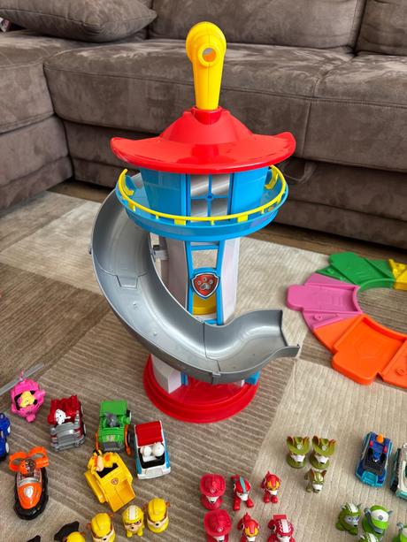 Predám paw patrol vežu s autami a postavičkami, 