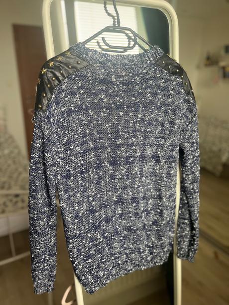 Boohoo modry svetrik sveter s vybijanymi ramenami, s