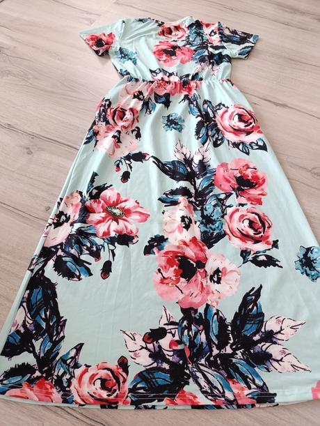 Krásne dlhé kvietkované šaty, s