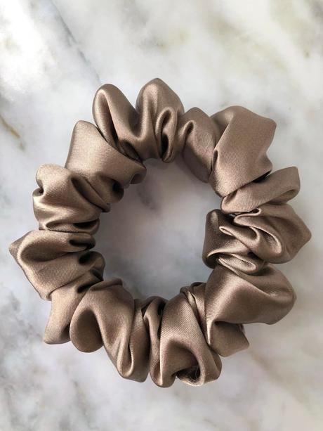 Saténová gumička scrunchie coffee, 