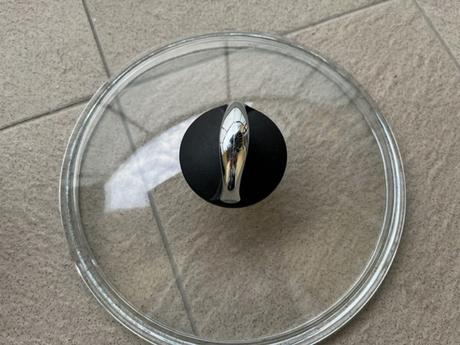 Hrniec s pokrievkou,