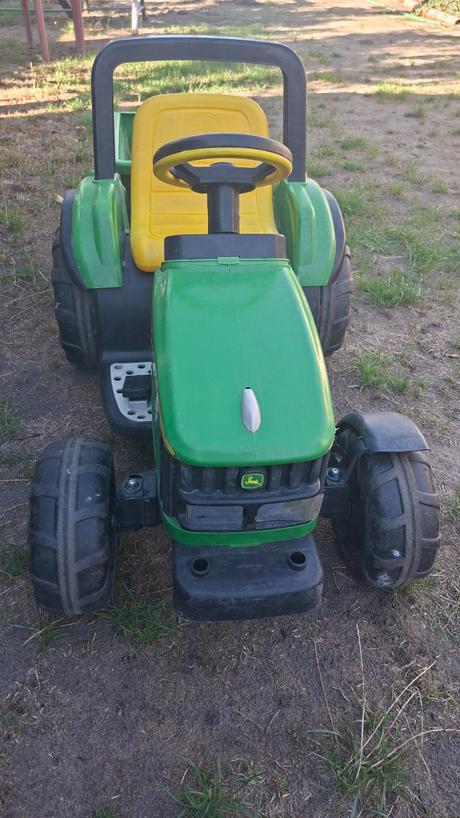Traktor peg-perego na baterku,