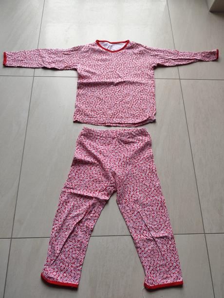 Predám dievčenské pyžamo, 