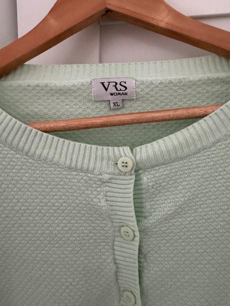 Krásny dámsky mint svetrik na gombíky, l