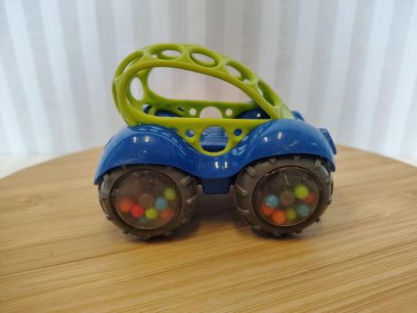 Tmavo modré autíčko oball, rattle&roll, 11,5 cm,