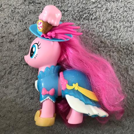 My little pony s oblecenim a klobukom, 