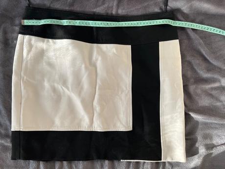 Cierno-biela sukna 44, 44