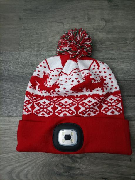 Svietiaca čiapka, výhra v tombole, 