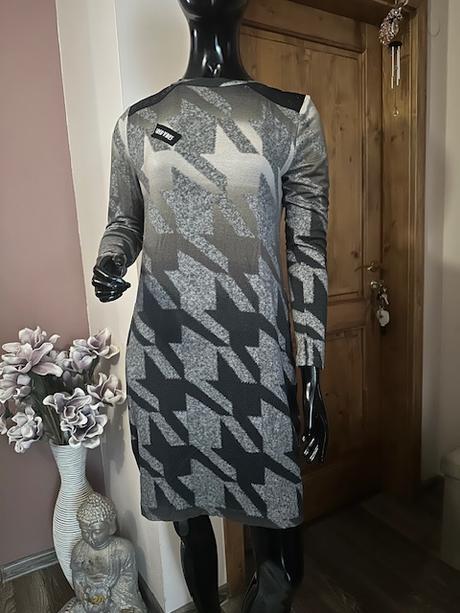 Pekné vzorované šaty s vreckami zn. magenta, l / m