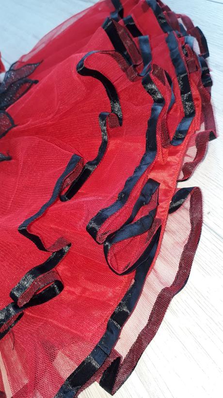 Princezná lienka s husto nariasenou suknou, 