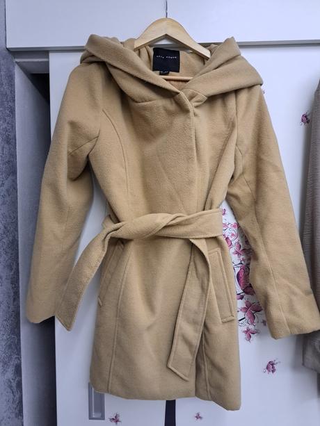 Béžový kabát, gate,36