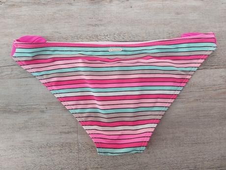 Rúžové pásikavé bikiny, 38