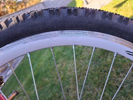 Dievčenský bicykel a prilba, kenzel,24