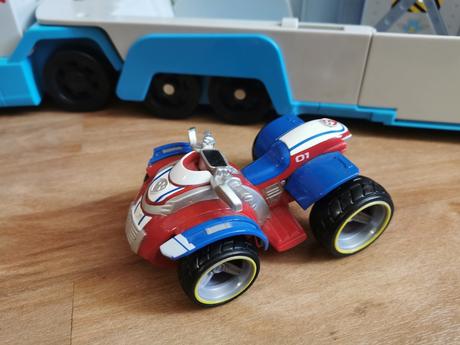 Kamion paw patrol s autami a postavičkami,