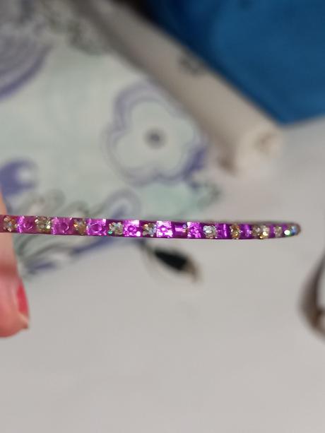 Naramok s roznofarebnymi kamienkami,