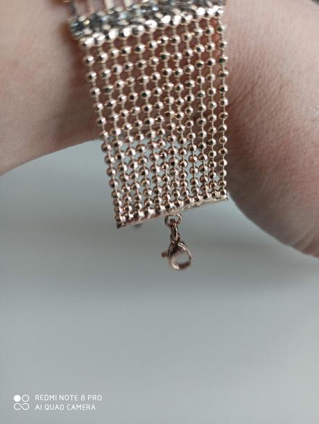 Medenozlaty náramok so striebornými zirkonikmi,