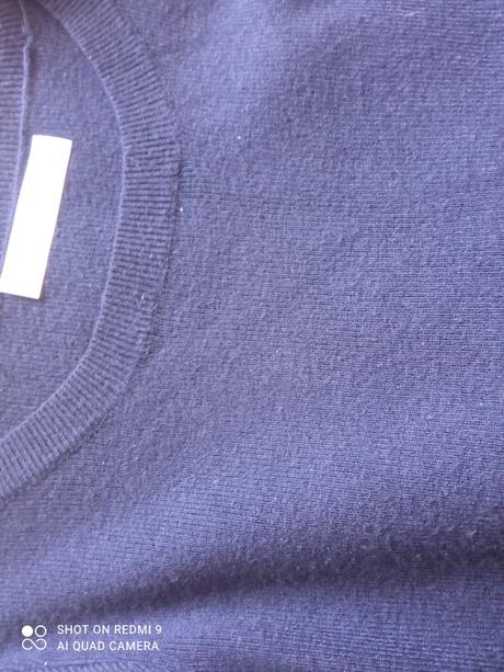 Hladký tmavomodrý pulóver, s