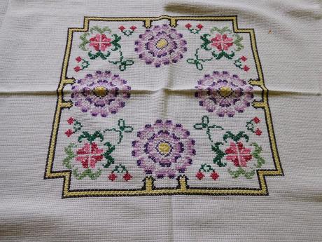Vidiecky obrus-s fialovou výšivkou, 128 x 128 cm,, 