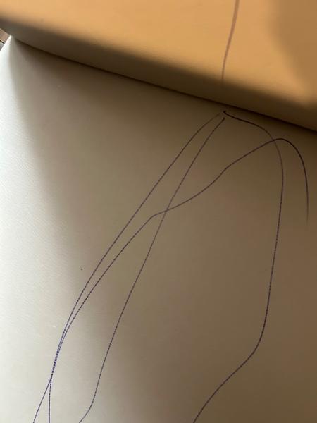 S čím účinne odstrániť pero zo stoličky?