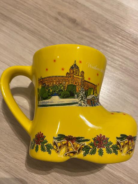 Krásny žltý vianočný hrnček z viedne, 