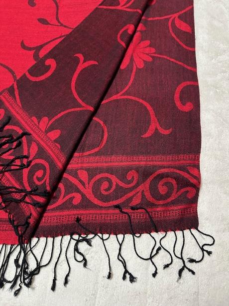 Bordovo červený šál so strapcami,