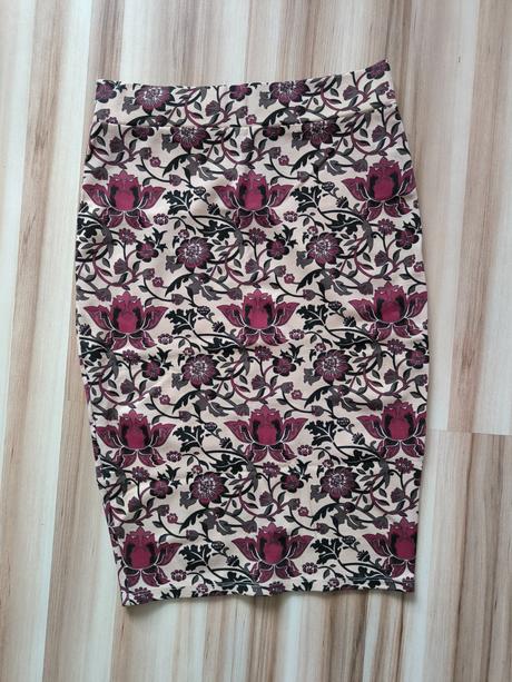 Púzdrová sukňa s kvetmi, amisu,m