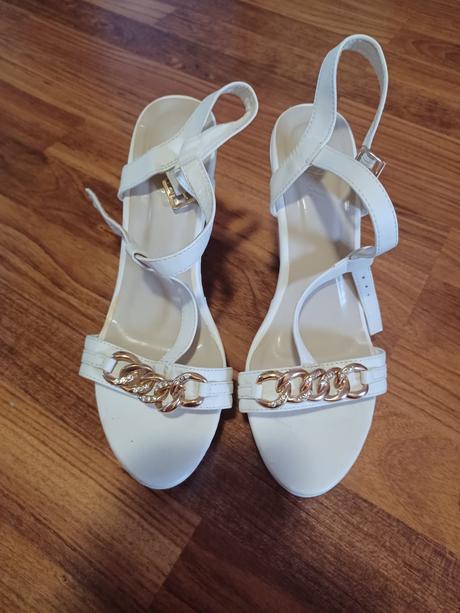 Predám krásne extravagantné sandale, 40