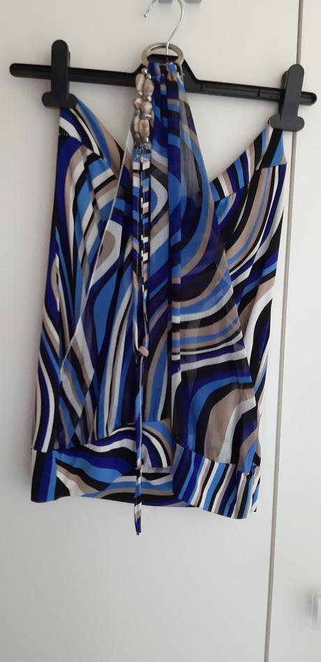 Top viazuci sa okolo krku, chrbat holy, s