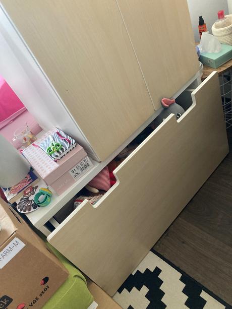 Lavica s úložným priestorom na hračky, 