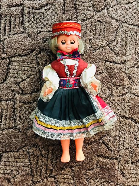 Retro bábika v kroji,