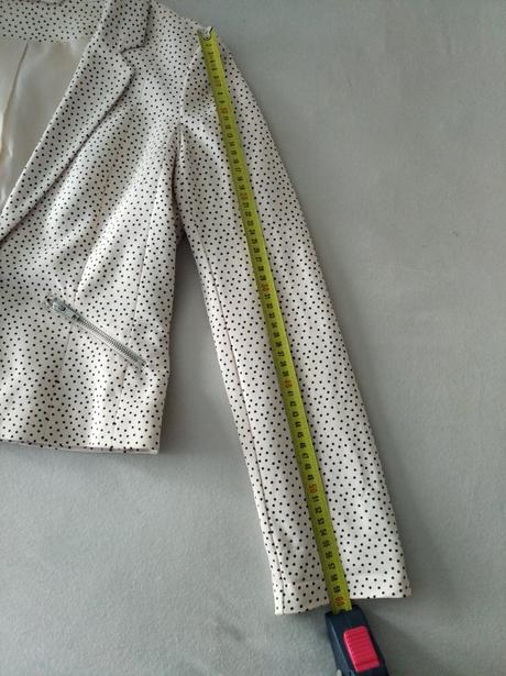 Béžové bodkované sako, l