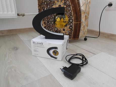 Svietidlo-globe floating and rotating midair,