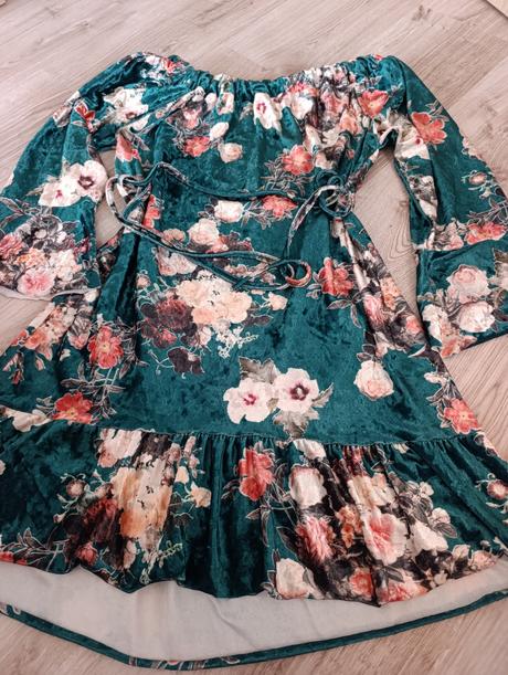 Krásne zamatové šaty, 