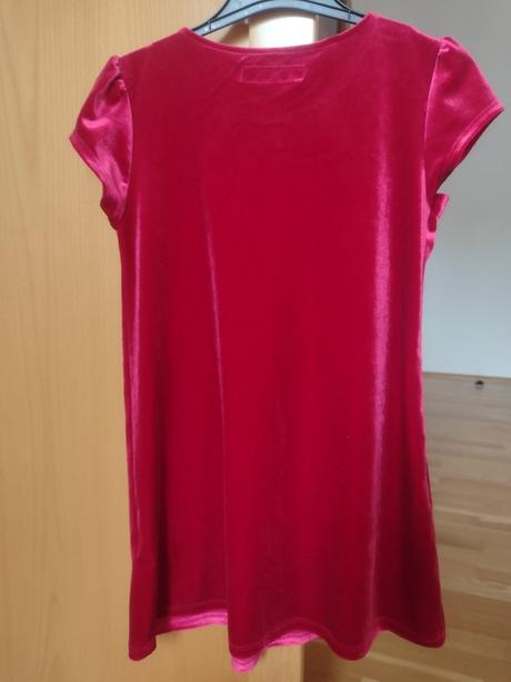 Červené šaty, 128