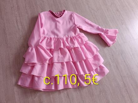 Šaty s volánikmi, 110