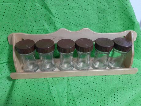 Drevená polička a 6 x koreničky.,